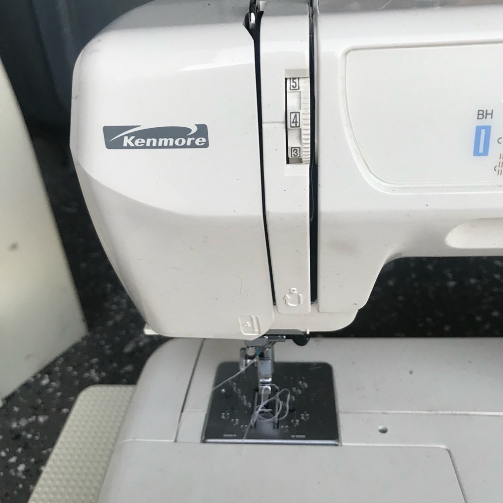 Sewing machine - Picture 4 of 4